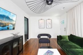Lux Deco King Beds Near Uptown & Breweries